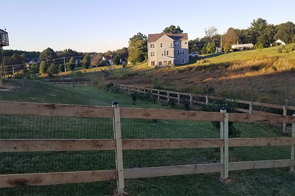 3-rail-fence-with-wire-mesh-railing-on-the-virginia