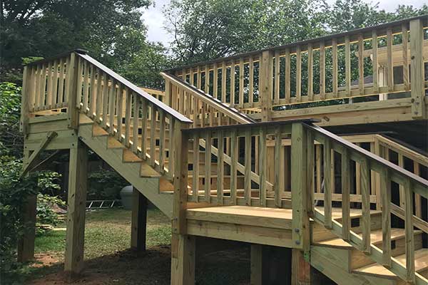 elevated-wood-deck-standard-railing-on-the-virginia