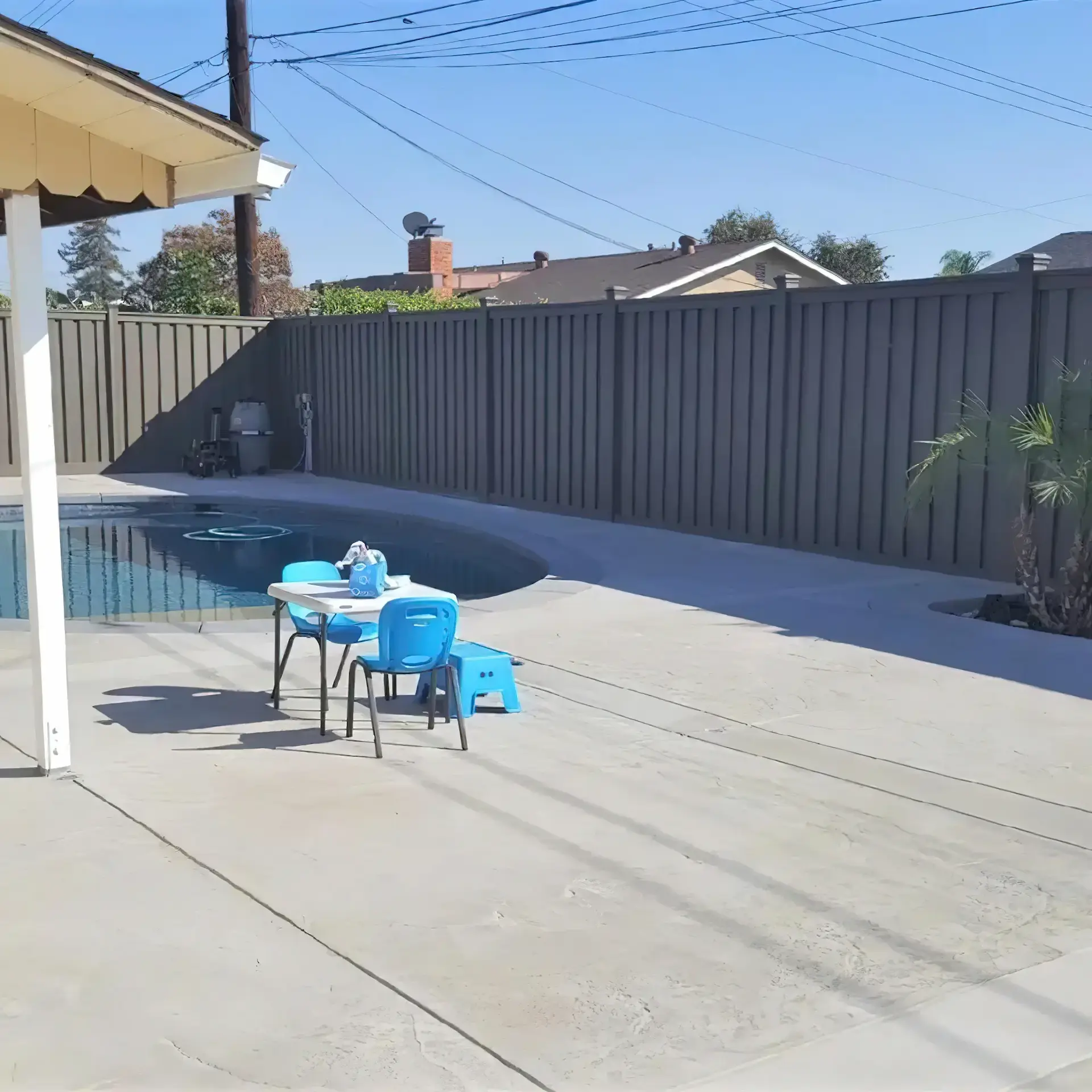 fencing-enclosing-pool-on-the-virginia