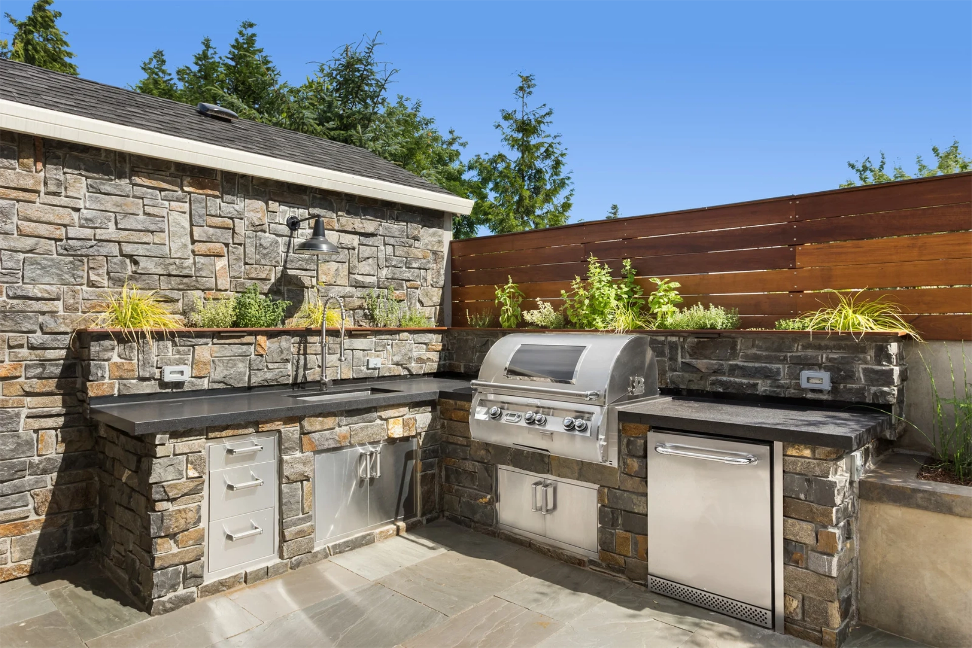 outdoor-kitchen-with-wooden-fence-on-the-virginia