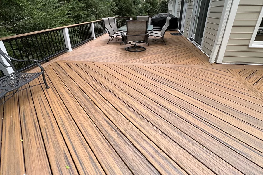 residential-deck-with-outdoor-dining-table-and-chairs-on-the-virginia
