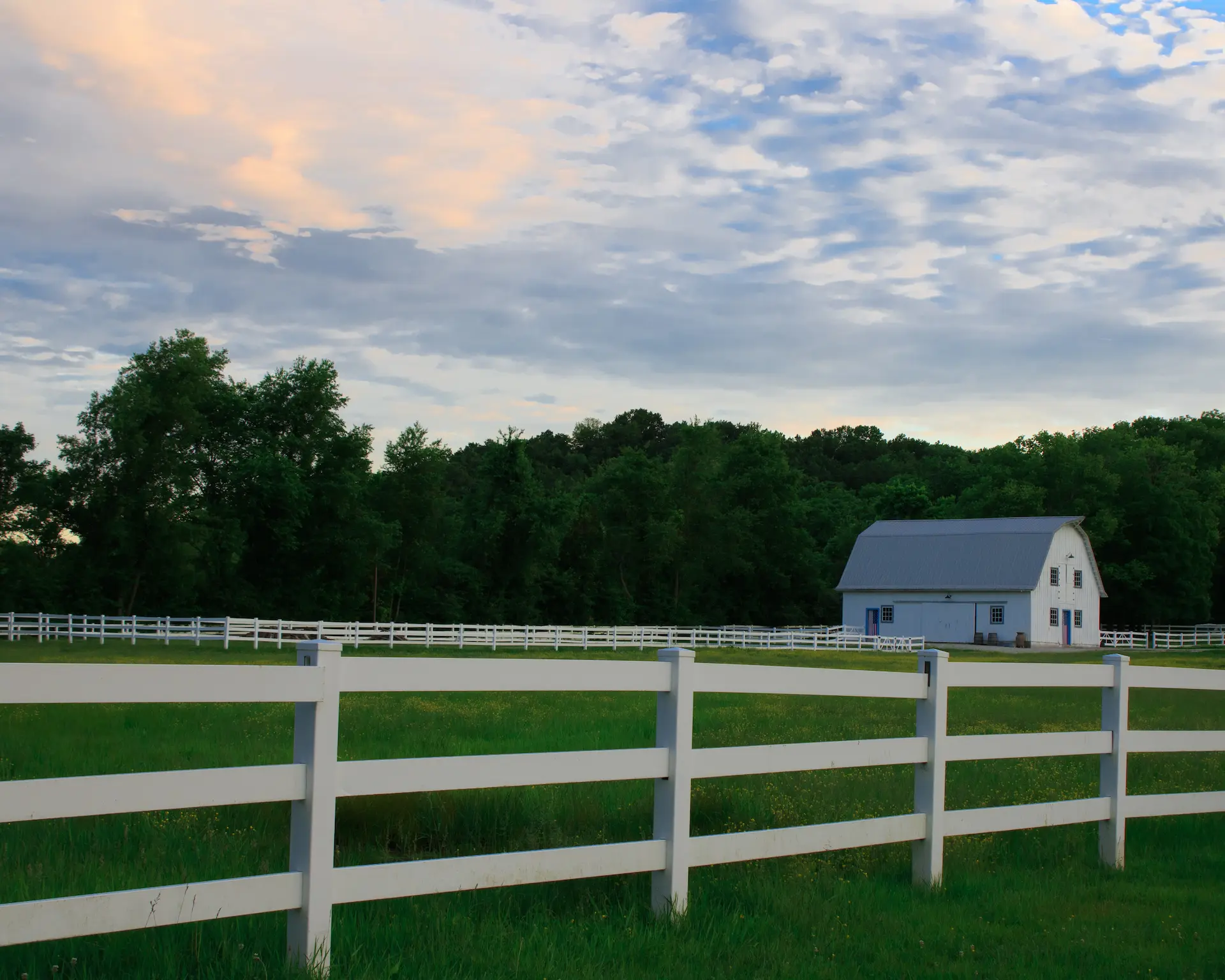 white-vinyl-agricultural-fence-on-the-virginia