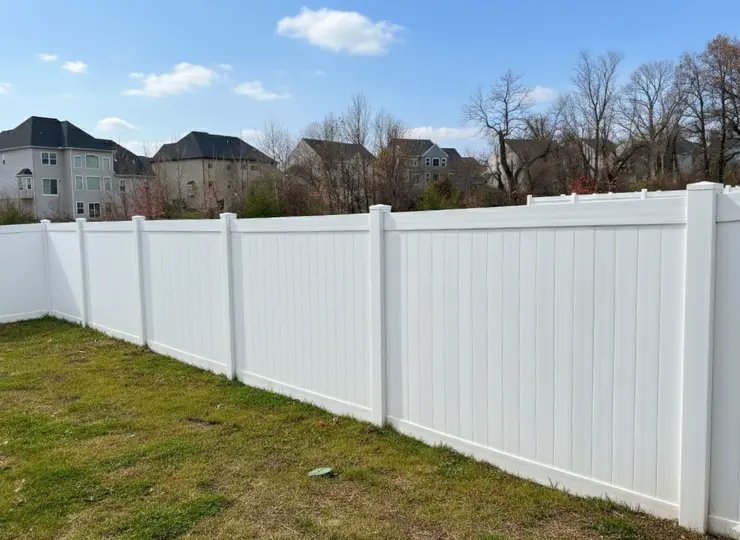 white-vinyl-fence-installed-in-a-residential-backyard-on-the-virginia