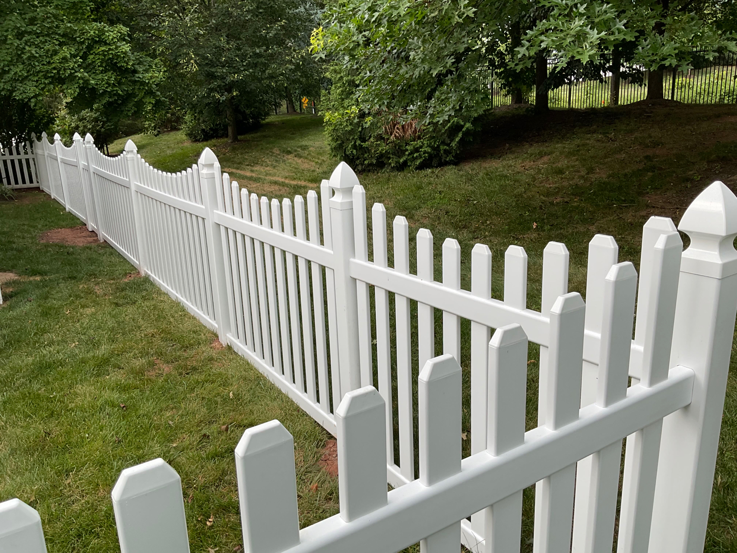 white-vinyl-picket-fence-on-the-virginia