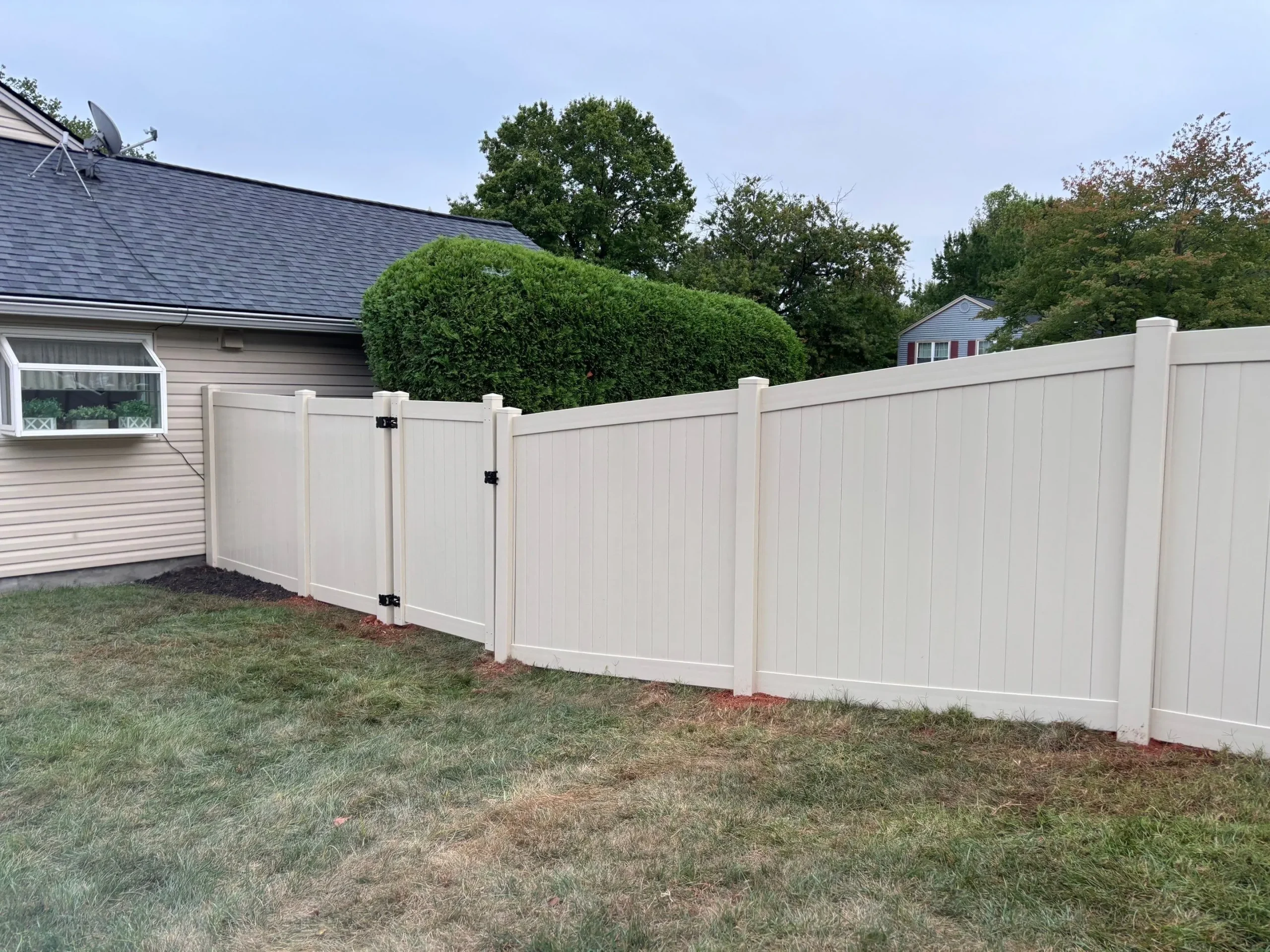 wide-vinyl-fence-installation-with-gate-on-the-virginia