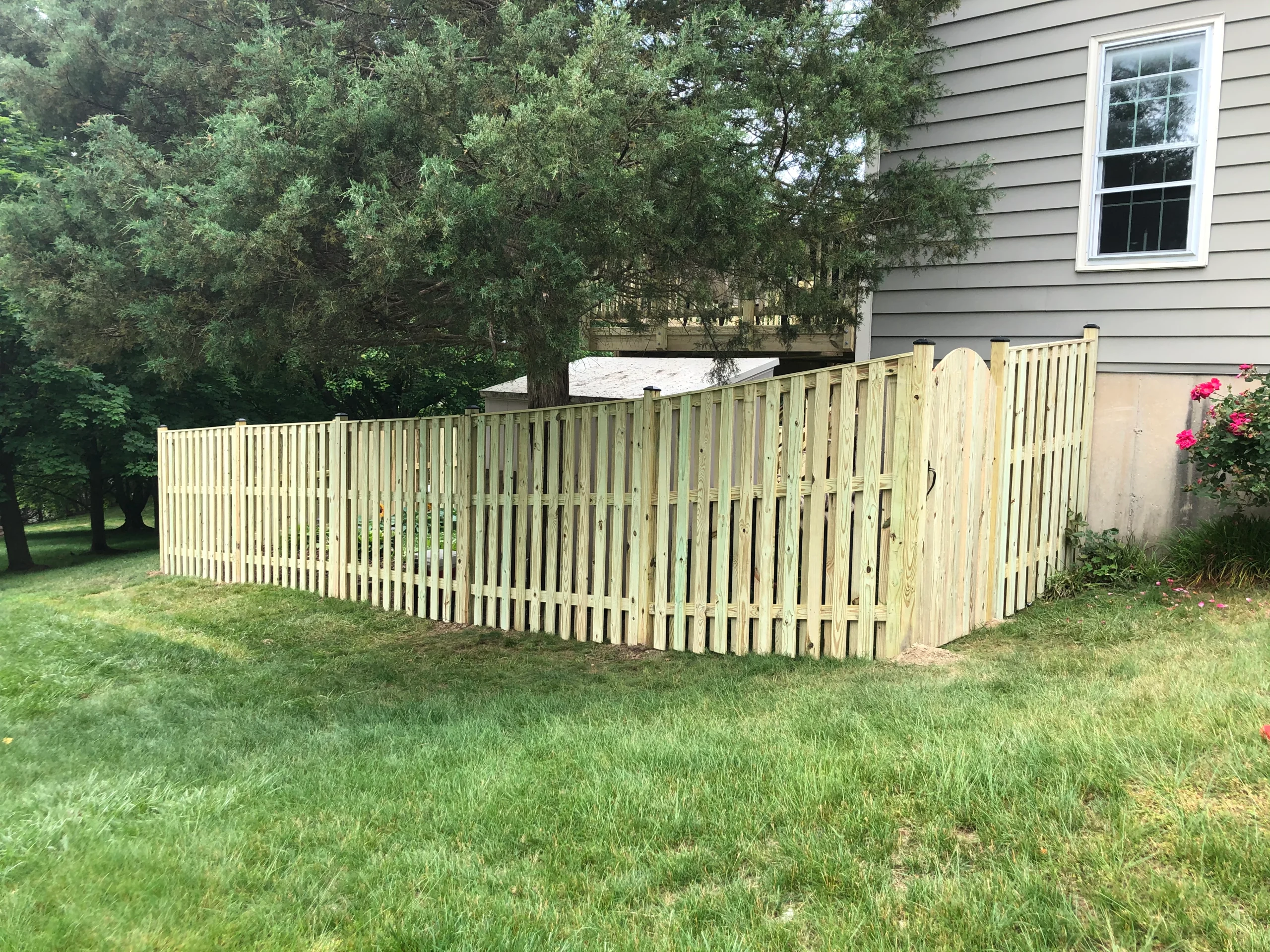 wood-privacy-fence-on-the-lawn-in-the-virginia