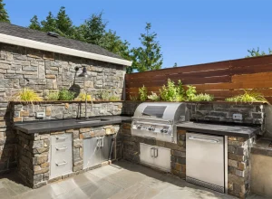 outdoor-kitchen-with-wooden-fence-on-the-virginia